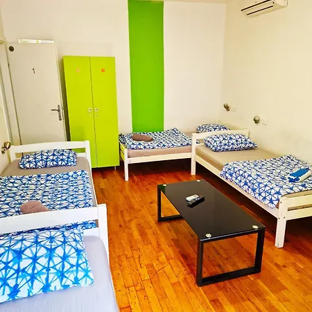 Croparadise Hostel *